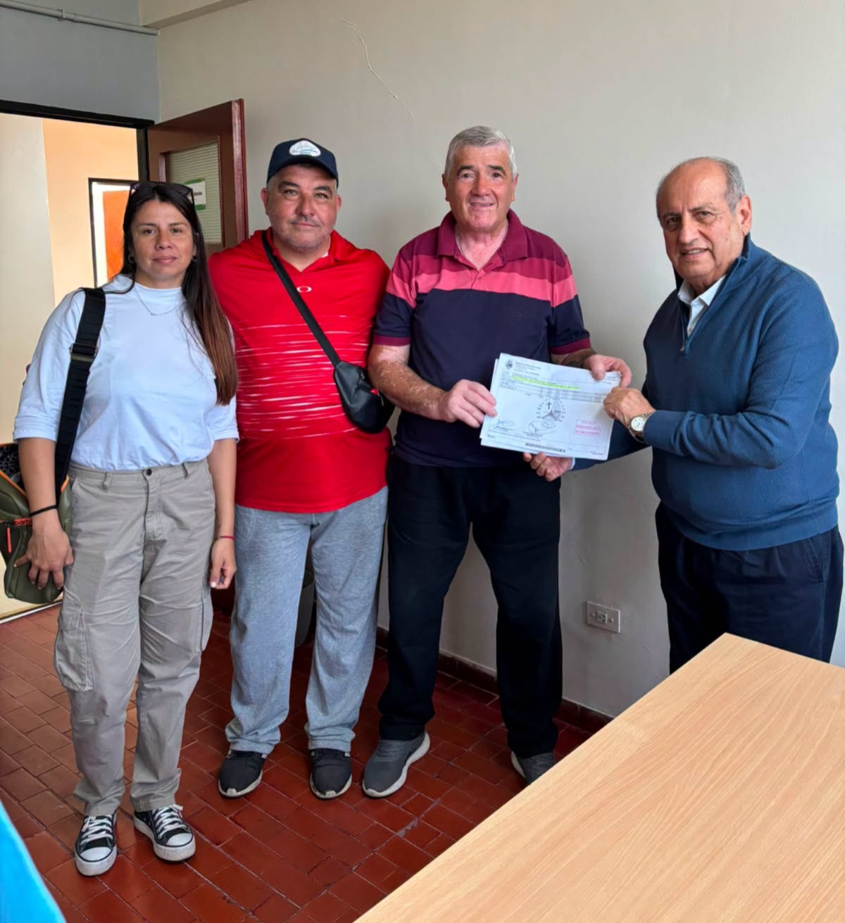 Rossi entregó un aporte al Club Villa Urquiza para fortalecer sus actividades